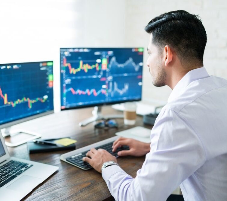 Trader utilizando a plataforma Quantel Verdancia